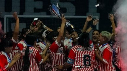 Las chicas de Los Andes alzaron la copa. Las chicas de Los Andes alzaron la copa.