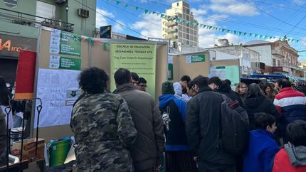 Muchos vecinos recorren los stands sobre la calle Maipú. Muchos vecinos recorren los stands sobre la calle Maipú.