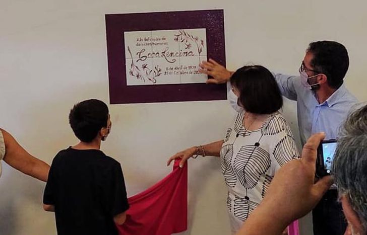Sus familiares descubrieron la placa.