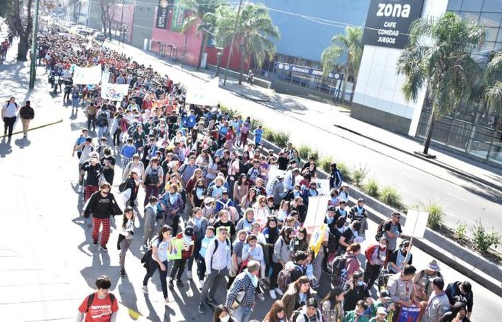 Los participantes caminando por la avenida Yrigoyen, en Temperley.
