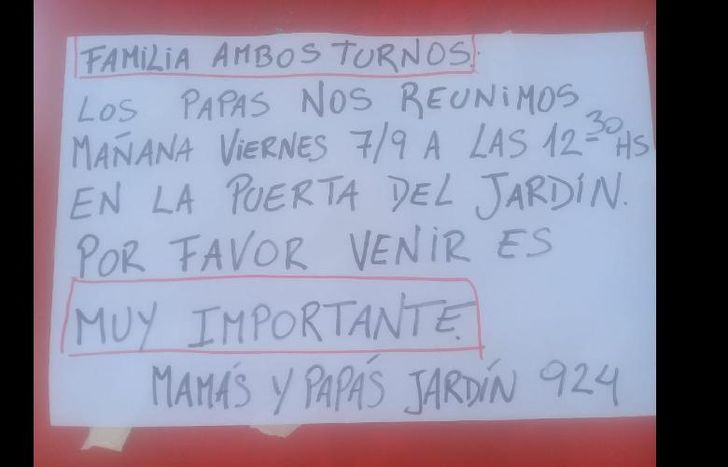 El comunicado en la puerta del jardín.