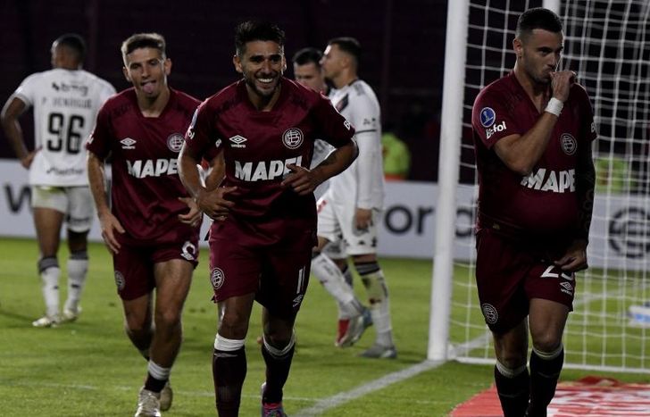 Ramiro Carrera celebra el gol que le dio la clasificación a Lanús.