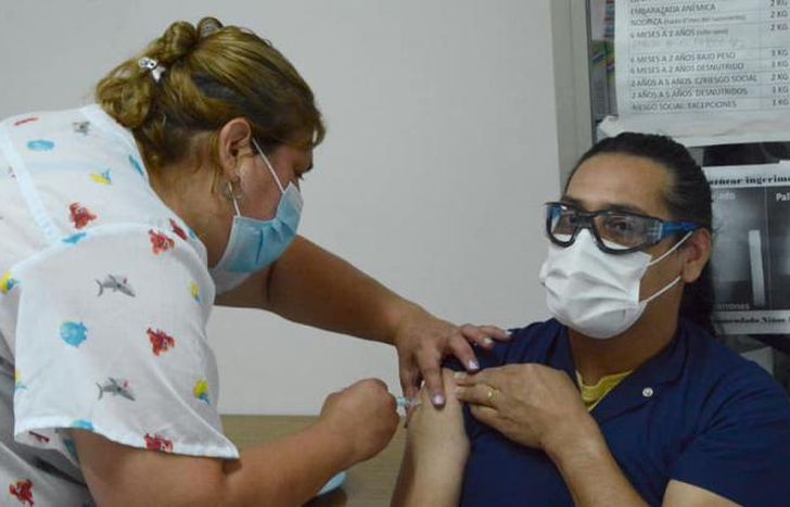 Las vacunas se aplicaron de a tandas de a cinco trabajadores.