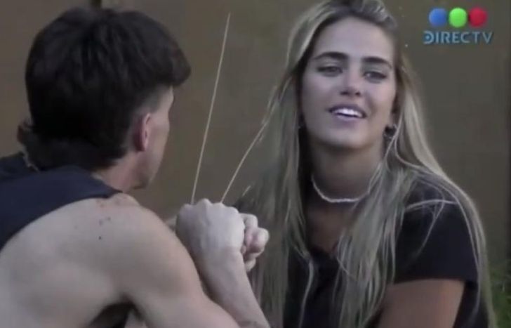 Sabrina recibió un grito desde afuera de la casa.