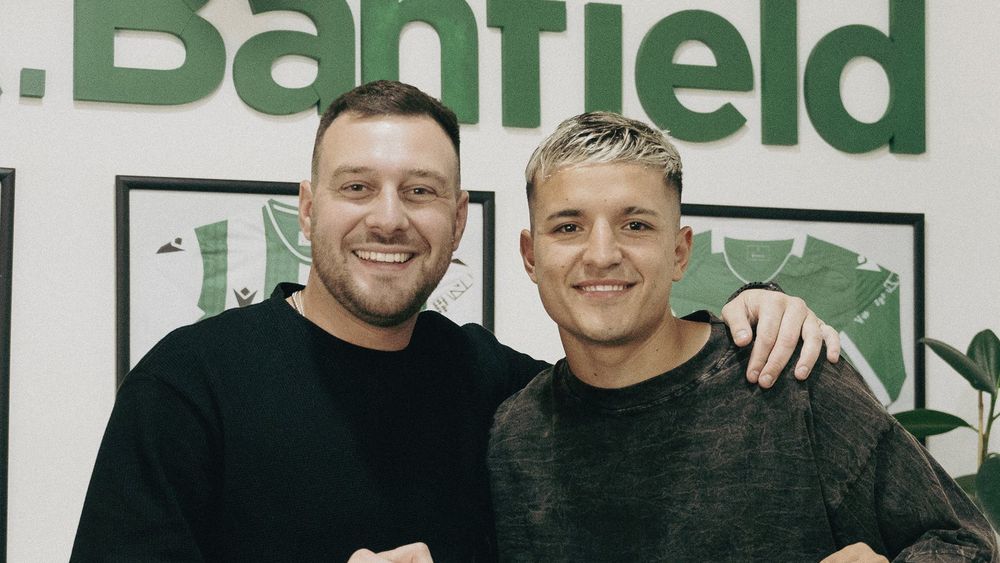 Junto a Matías Mariotto, Adoryan firmó su nuevo vínculo con Banfield. Junto a Matías Mariotto, Adoryan firmó su nuevo vínculo con Banfield.