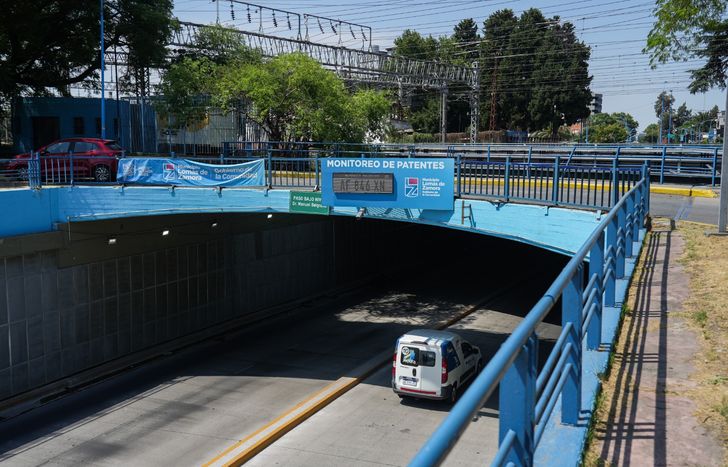 El paso bajo nivel de Temperley sumó un lector de patentes para reforzar la seguridad.
