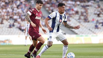 Tarragona cubre la pelota ante Muñoz.