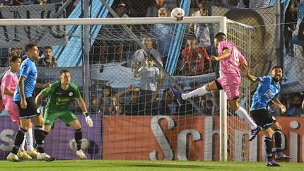 El cabezazo de Pumpido va camino a la red. El cabezazo de Pumpido va camino a la red.