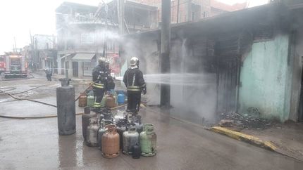 Los Bomberos de Lomas combatiendo el incendio. Los Bomberos de Lomas combatiendo el incendio.