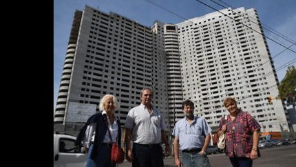 reclaman que se retomen las obras en el complejo de torres estrella del sur