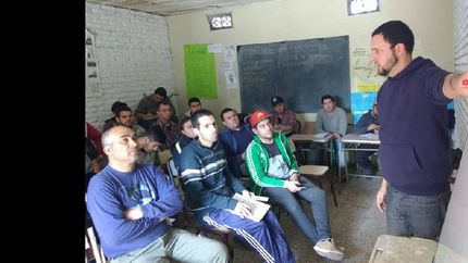 Los vecinos adquieren herramientas para trabajar.