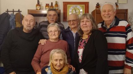 La familia unida para celebrar el cumpleaños de Anita. La familia unida para celebrar el cumpleaños de Anita.