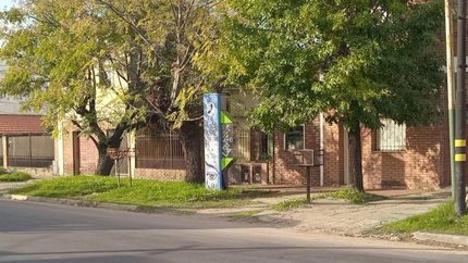 La cabina continúa asombrando a todos los vecinos que pasan por el lugar.