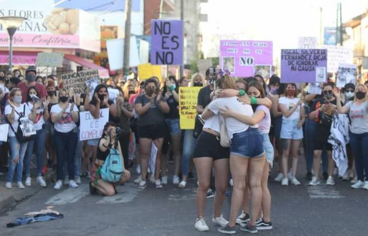 La joven, abrazada por sus amigas, en la marcha de este sábado.