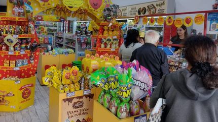 Los vecinos ya hacen filas en los negocios para comprar huevos de Pascuas.