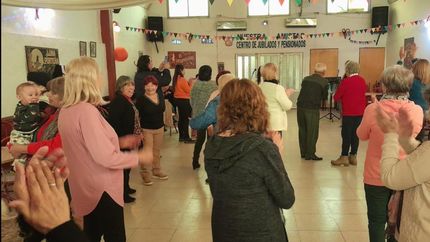 Muchos vecinos se acercan a la sede a bailar tango.