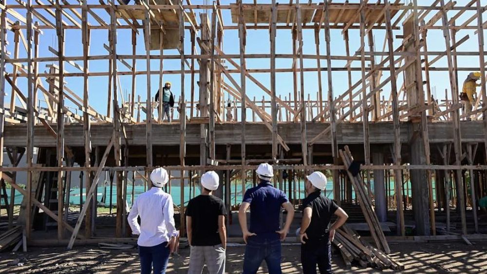 Están construyendo nuevos espacios educativos y administrativos.