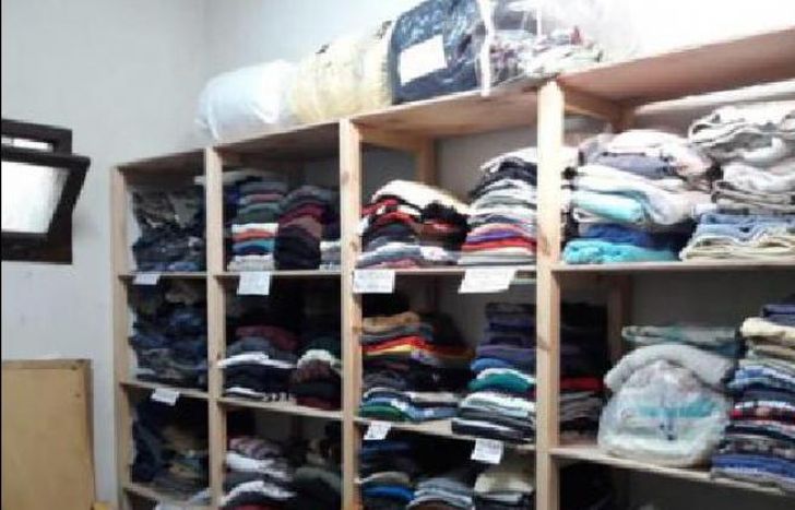 Las personas se bañan y reciben ropa limpia.