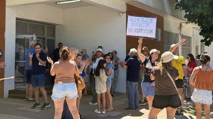 Decenas de vecinos se movilizaron hacia una oficina de Edesur para dar a conocer su disconformidad con el servicio.