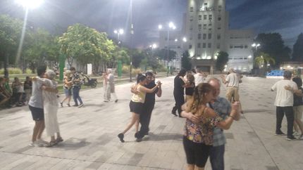 Cualquier vecino de Lomas puede ser parte del Encuentro Milonguero: no hace falta tener experiencia previa en el tango. Cualquier vecino de Lomas puede ser parte del Encuentro Milonguero: no hace falta tener experiencia previa en el tango.