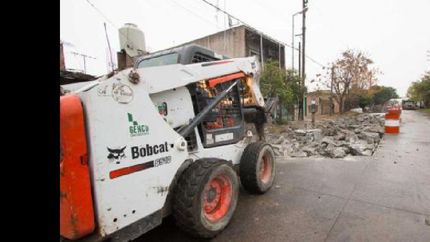 avanzan con obras de repavimentacion en distintas calles de lanus