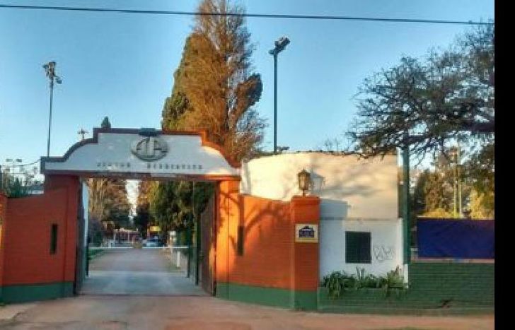 En Colón 450, Temperley.