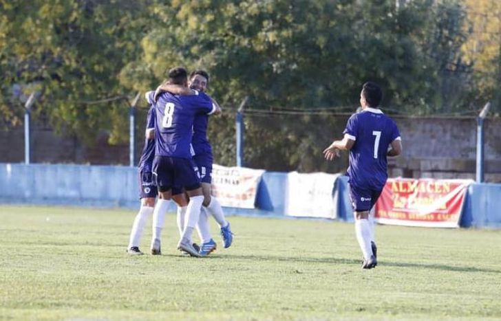 Los abrazos para Leszczuk, autor de un golazo de tiro libre.