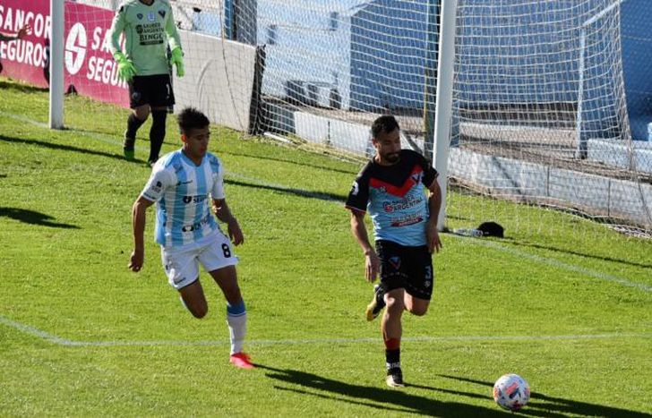 Sanabria sale jugando ante la presencia de Portillo.