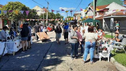 Una cuadra llena de stand para recorrer.