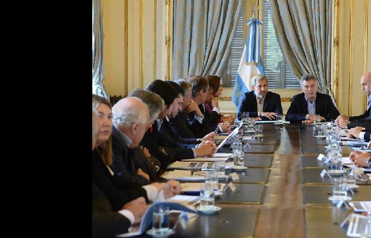 Télam 10/03/2016 Buenos Aires: El ministro del Interior, Rogelio Frigerio, encabeza desde las 11.40 en la Casa Rosada una reunión de gobernadores provinciales en la cual se analiza el tema de la redistribución de los recursos de la coparticipación federal.El presidente Mauricio Macri, pasó por Salón Norte de la Casa de Gobierno, a saludar. Foto: Presidencia/Télam/ddc