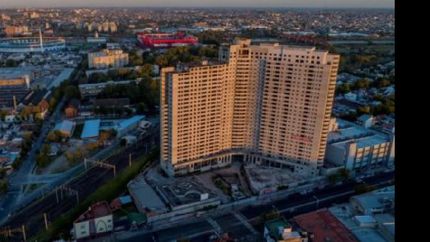 la mole de cemento se erige a metros de la estación de avellaneda.