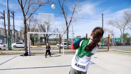 Los chicos ya disfrutan de las nuevas canchas en el barrio Odisa.