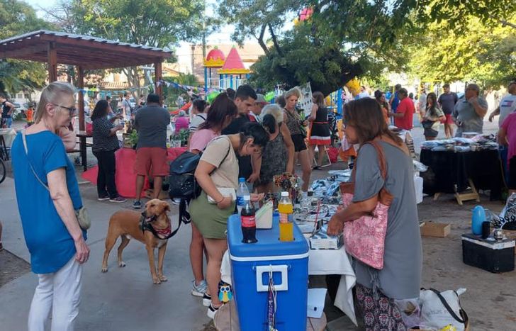 Una gran cantidad de vecinos se acercan a las ferias de Temperley Tiene Memoria.