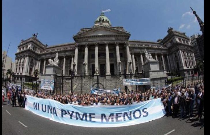 Cientos de representantes de pymes se concentraron frente al Congreso.