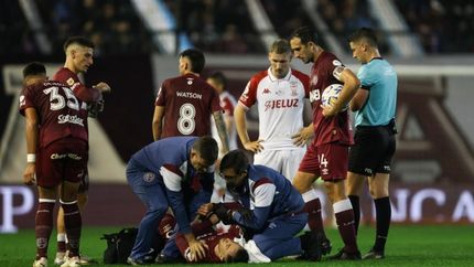 Peña Biafore, atendido en el estadio Centenario.