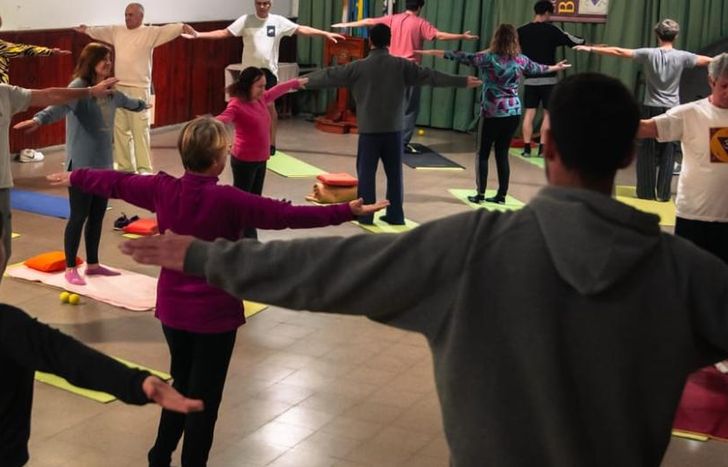La jornada la organiza el profesor de yoga, Rober Ribas que hace más de 25 años que dicta clases en Turdera.