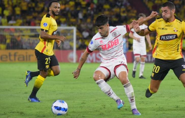 Di Plácido cubre la pelota ante el asedio de Piñatares.