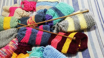 Algunos de los gorritos que teje Rosa con mucho amor.