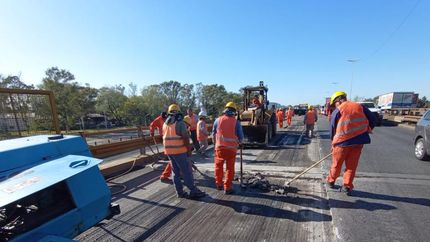 Las obras sobre el puente que cruza las vías del tren.
