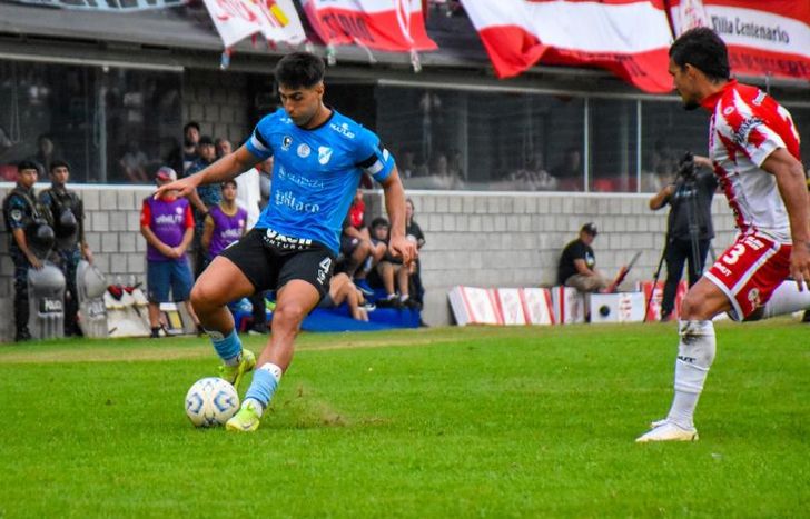 Lorenzo Monti trepa por su lateral.