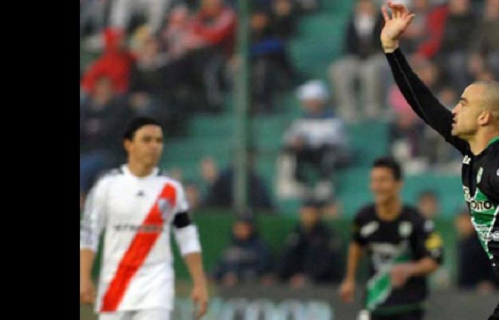 El uruguayo Santiago Silva, un especialista en marcarle goles a River.