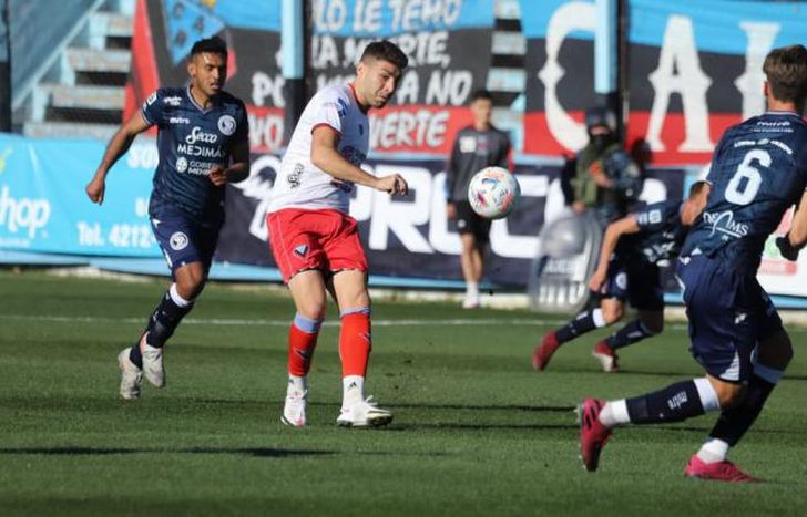 Mateo Acosta prueba al arco defendido por Aracena.