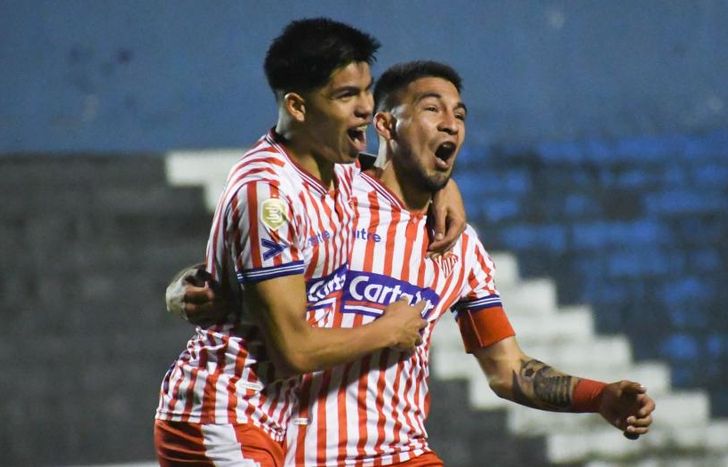 Córdoba festeja el agónico gol ante Fénix.