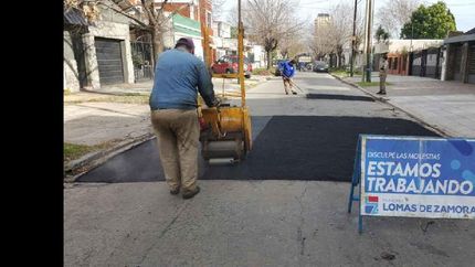 realizan bacheo e instalan luces led en lomas centro