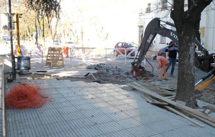 Colocan nuevas veredas sobre Sáenz, entre Manuel Castro e Yrigoyen.