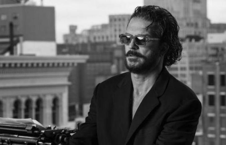 Ricardo Arjona publicó su libro Blanco y Negro.