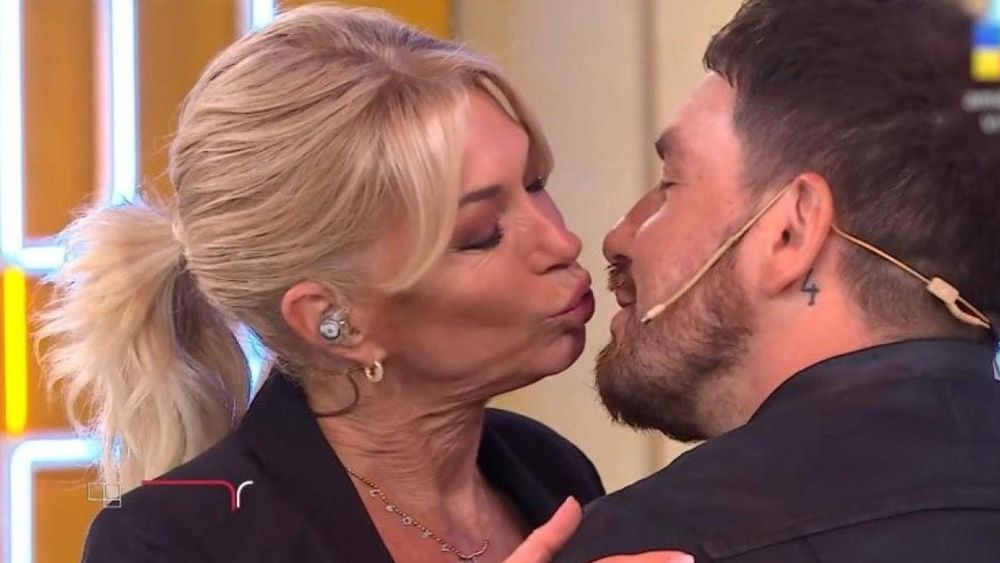 Yanina Latorre y Fede Bal, a los besos.