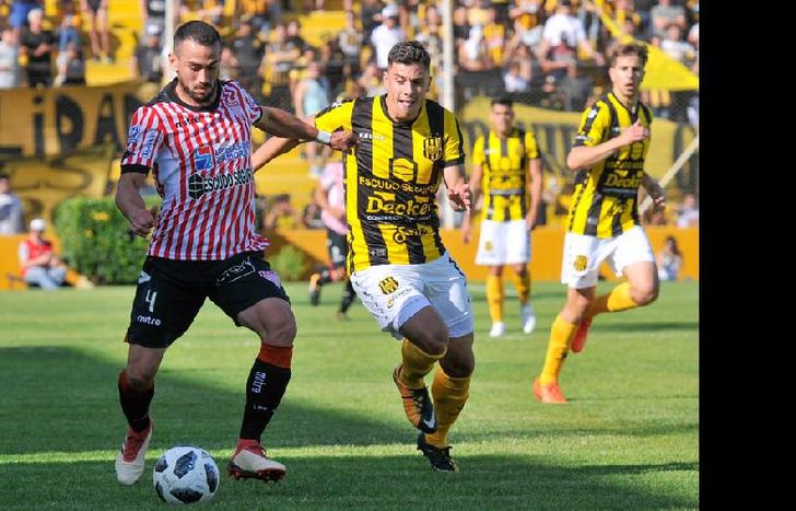 Gurucaga, que fue duda en la semana, le costó pasar al ataque. Foto: Jonathan Rincón (Fútbol en Milrayitas).
