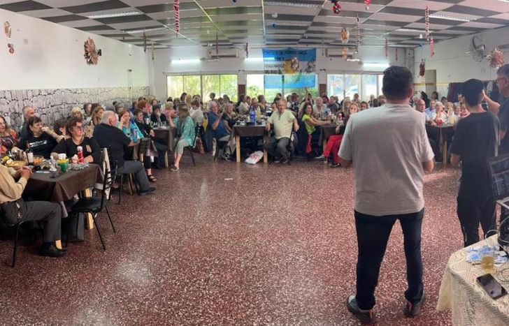 Los vecinos colmaron el salón y disfrutaron de la despedida de año.