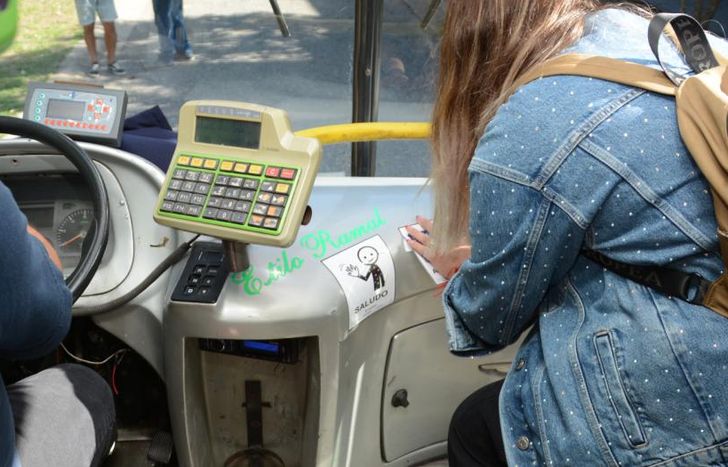 Los pictogramas explican todo el accionar de una persona en un colectivo.